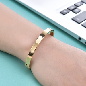 Bracelet manchette simple et lisse en acier inoxydable, largeur 6 mm, couleur or, pour femme, bijou cadeau - Product Image 4