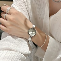 Jam Tangan Wanita Model Ramping Fashionable Gelang Perak Dial Emas Berkilau Dekor Epoksi Hijau Segar Jam Quartz Wanita