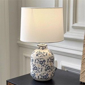 Lampada da Tavolo Classica in Ceramica <span class=keywords><strong>Beige</strong></span> e Nera con Motivi Floreali, Base Dorata e <span class=keywords><strong>Paralume</strong></span> in Tessuto Plissettato per Camera da Letto, Soggiorno e Casa - Product Image 5