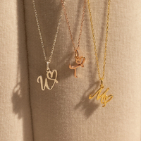 Collier EManco tendance plaqué or avec chaîne câble et pendentif lettre script – Bijou quotidien et accessoire de fête