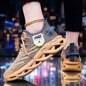 Baskets Chunky Dad pour Homme en Maille Respirante Kaki, Chaussures de Course à Lacets à Plateforme avec Semelle Creuse - Product Image 1