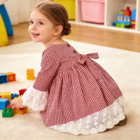 Anpassung Möglich Vintage Rot-Weiß Kariertes Kinderkleid mit Spitzenmanschetten Taillenbindung Perfekt für Alltägliche Freizeitaktivitäten im Freien