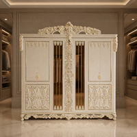 Armoire 4 portes en bois massif sculpté blanc style Rococo français avec insert en verre et finition dorée pour chambre de villa
