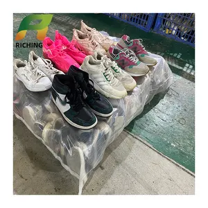 Lot verwendet zum Verkauf in Dubai Schuhe Lager Chuteira De Society