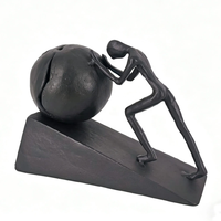 Sculpture moderne minimaliste de luxe de style américain en fer forgé, figurine artisanale poussant une boule, objet de décoration intérieure en fonte