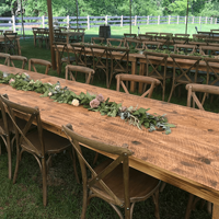 Table de ferme pliante en bois massif robuste pour événements, idéale pour les réceptions en cour d'usine ou les dîners champêtres