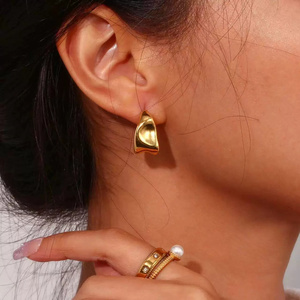 Personalizado Simple Acero Inoxidable 18K Oro Irregular En Forma De <span class=keywords><strong>C</strong></span> Geométrico Chunky Irregularidad Pendientes De Aro De <span class=keywords><strong>Moda</strong></span> - Product Image 2