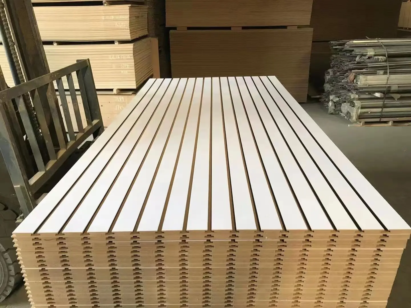 Slat dinding dekoratif Slat dinding kustom 8*4 kaki Kayu Slat papan serat 18mm Slotted alur dinding Mdf panel/panel tampilan untuk tampilan toko