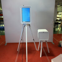 Photomaton en bois double face pour événements, impression instantanée, libre-service, écran tactile intégré (compatible iPad/DSLR), capacité de charge 50 kg