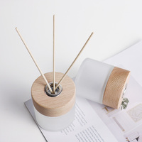 Bouteilles de diffuseur de roseau d'arôme en verre rond givré clair de luxe de 100ml 120ml pour désodorisants avec bâtons couvercle en bois de bambou personnalisé