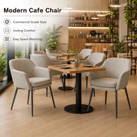 Chaise de salle à manger texturée en osier avec table en bois et base croisée, idéale pour les acheteurs de cafés, restaurants, bistrots, hôtels et clubs