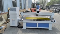 Routeur CNC 2030 avec table en profilé aluminium et rouleau de pression pour la sculpture et le travail en relief sur portes en bois