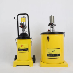 Pompe pneumatique avec manomètre et pistolet d'huilage pivotant pour l'injection d'huile en mécanisation - Product Image 4