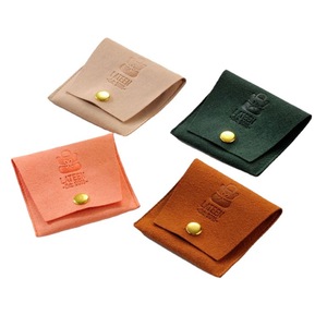 Pochette d'emballage portable pour bijoux avec logo personnalisé, en microfibre suédée, avec rabat et bouton - Product Image 1