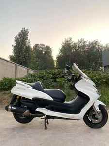 Scooter à essence Yamaha Majesty S 400cc IT, conçu pour des voyages à grande vitesse et des capacités tout-terrain, vitesse maximale supérieure à 80 km/h - Product Image 4