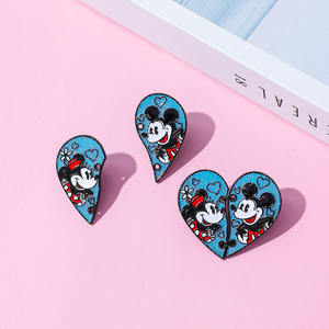 Broche creativo de Mickey Mouse de Anime, insignia de Metal bonita en forma de corazón con chapado en oro, accesorios de ropa impresos digitales grabados - Product Image 1