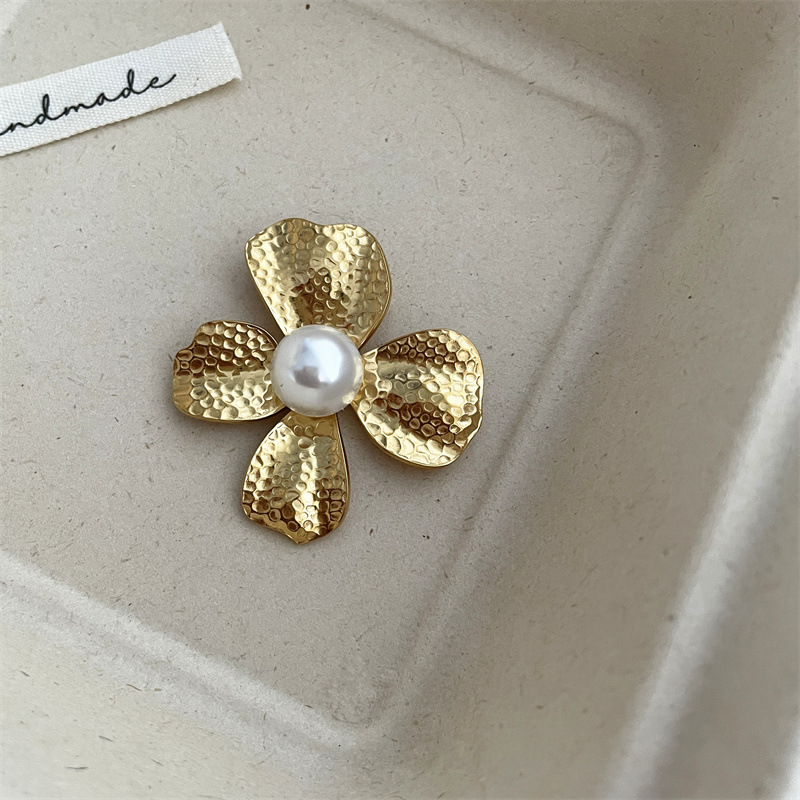 Broche perle dorée 9 pétales-4cm