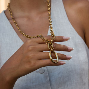 <span class=keywords><strong>Collana</strong></span> J&<span class=keywords><strong>D</strong></span> in Acciaio Inossidabile Placcato <span class=keywords><strong>Oro</strong></span> 18K con Catena a Croce <span class=keywords><strong>Spessa</strong></span> e Chiusura a Leva OT dal Design Moderno, Minimalista e Semplice - Product Image 2