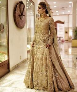 Impresionante Vestido de Novia Largo Hasta el Suelo con Cola Larga y Trabajo Artesanal de Zardozi para Bodas Especiales - Product Image 1