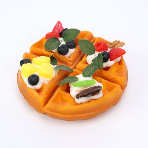 เค้กวาฟเฟิลสามเหลี่ยมจำลอง PU ฟื้นตัวเร็ว ขนมหวานจำลอง ครีมผลไม้ ขนมปัง - Product Image 5