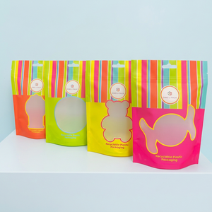 Bolsa de Plástico Termosellada con Cierre Vertical, Ventana Transparente y Asa Impresa para Empacar Snacks, Alimentos y Golosinas de Fábrica - Product Image 1
