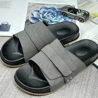Sandales Plates D'Été Décontractées Épaisses à Bride Unique pour Hommes, Dessus en Daim et Semelle Extérieure en PVC, Idéales pour l'Extérieur