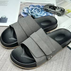 Sandalias Casuales de Verano para Hombre para Exteriores Zapatillas de Plataforma Plana con Una Tira Gruesa Diseño con Pala de Gamuza y Suela de PVC - Product Image 3