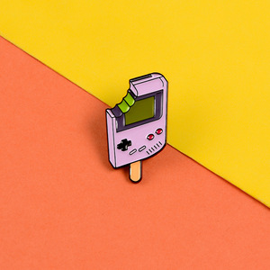 Venta al por mayor de metal goteo aceite dibujos animados mordido helado solapa pines insignia máquina de juego esmalte aleación broche para regalos - Product Image 4