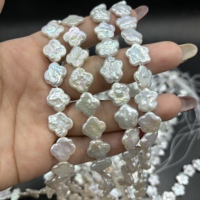 Chaîne de perles d'eau douce naturelles de haute qualité avec des éléments en forme d'étoile blanche et de trèfle, adaptée à la fabrication de bijoux.