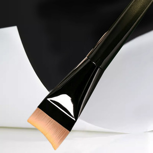Pinceau Fond de Teint en Forme de Croissant, Plat et Angulaire, Poils Synthétiques, Manche en Bois pour l'Application du Maquillage du Visage - Product Image 1