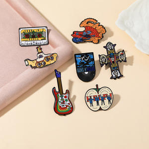 Broche de Metal Esmaltado con la Guitarra Amarilla de Llamas del <span class=keywords><strong>Submarino</strong></span> de Guns N' Roses, Pin de Banda de Rock para Regalo de Fanáticos, Venta al por Mayor del Fabricante - Product Image 1