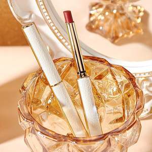 Rossetto cosmetico da donna personalizzato per il trucco con rossetto vegano idratante impermeabile opaco a lunga durata con etichetta privata - Product Image 1