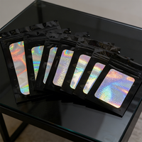 Pochette verticale noire mate personnalisée, avec fenêtre holographique et fermeture éclair refermable à haute barrière pour la vente au détail haut de gamme