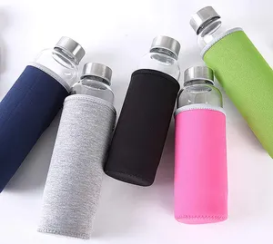 Oem Odm Bouteille cilindro reutilizable botella de agua de vidrio para beber con manga tejida contenedor de bebidas