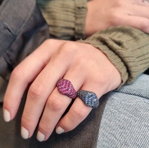 Bague de fiançailles en moissanite au design unique pour les cérémonies de fiançailles, les mariages et les occasions d'anniversaire, disponible à la vente - Product Image 4