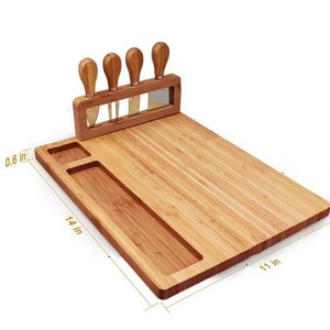 Ensemble <span class=keywords><strong>de</strong></span> planches à <span class=keywords><strong>fromage</strong></span> en bambou avec 4 couteaux en acier inoxydable, plateau à charcuterie et plateau <span class=keywords><strong>de</strong></span> service - Product Image 4