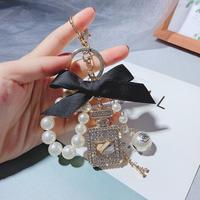 Porte-clés personnalisé en alliage de zinc en forme de flacon de parfum, breloque de voiture, pendentif de sac pour femme, bijou de haute qualité, tendance mode, promotionnel