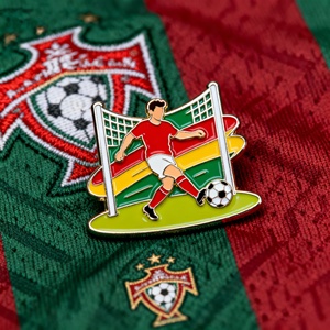 Muss feurige Fußball brosche greifen, das ultimative Fan-Zubehör - Product Image 5