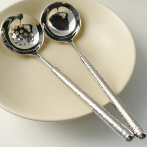 Louche à soupe en acier inoxydable 304 martelé, ronde et perforée, ustensile de cuisine pour servir et filtrer - Product Image 3