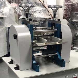 Machine de précision hydraulique pour le gaufrage de ceintures en cuir véritable, le repassage de sangles, le placage à rouleaux à température, le polissage et le traitement thermique personnalisé - Product Image 5