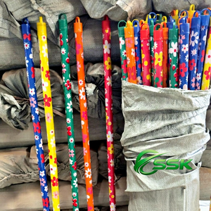 Escoba italiana con mango de madera con borde envuelto en hilo, superficie lisa con revestimiento de PVC, diseño floral, madera asiática FM para el hogar - Product Image 5