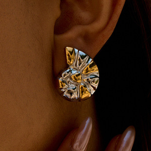 Pendientes de concha de caracola con diseño geométrico en bloques de color dorado y plateado, unisex, para uso diario. - Product Image 2