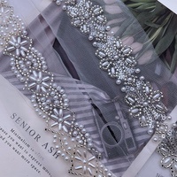 Gillian Wholesale - Accessoires vestimentaires : Dentelle en maille brodée à la machine, richement perlée, avec perles de riz et décoration de perles