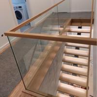 Rampe en verre en forme de U minimaliste pour escaliers intérieurs avec verre trempé transparent et base en aluminium à profil bas