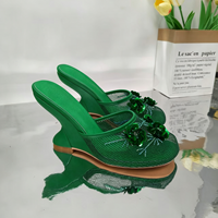 Sandales compensées à bout fermé en résille respirante style créateur 2026 avec motif floral, faible MOQ, livraison rapide pour femmes