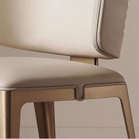Chaise de salle à manger BST moderne de style nordique avec dossier incurvé en cuir et structure métallique beige pour banquets commerciaux, hôtels, maisons, appartements, restaurants