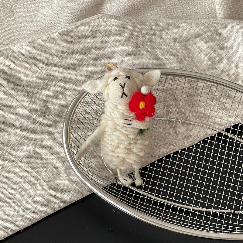 Ovejita blanca con flor roja, 12 cm.