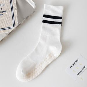 Calcetines de yoga y pilates para mujer, de media pantorrilla, antideslizantes, antibacterianos, con logo en el puño y la planta, de algodón, venta al por mayor 2026 - Product Image 3