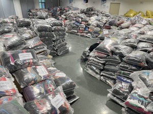 Stock Box Thrift 1st Choice Original Designer Marque Vêtements d'occasion Vêtements d'occasion - Product Image 6