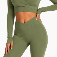 Ensemble de yoga 2 pièces pour femme, haut court à manches longues et col en V croisé, et leggings évasés taille haute croisée en V, pour la gym et l'entraînement